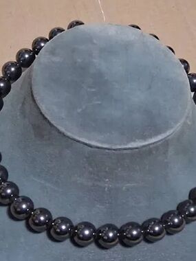 Vintage Natural
Hematite Black Beaded Pearl-Style Necklace